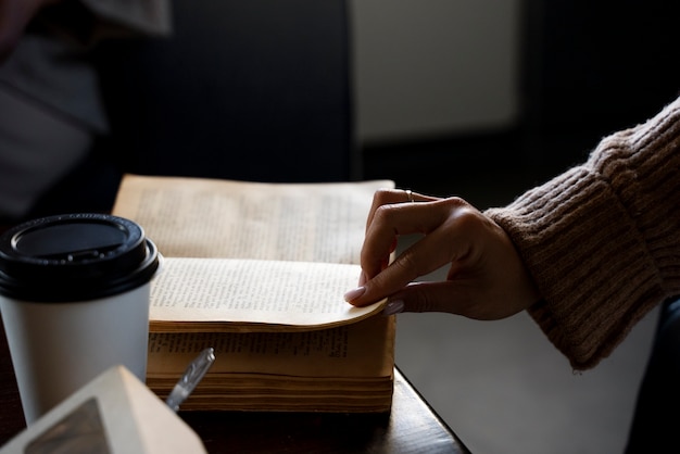 沉木放在鱼缸里水发黄怎么办